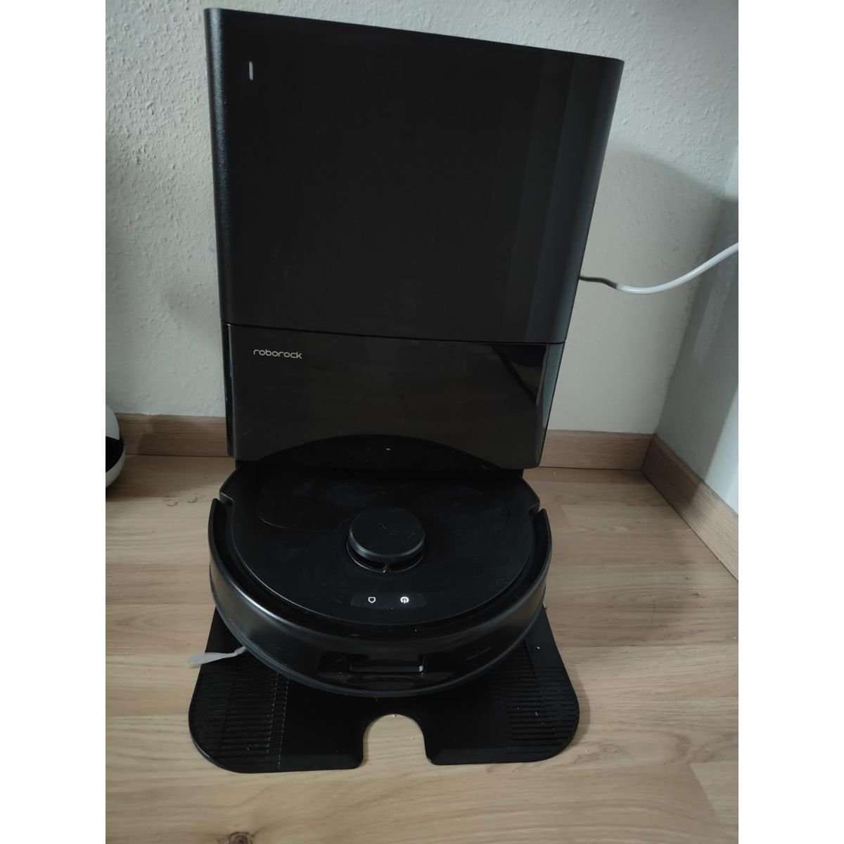 Robot vacuum docking in base station