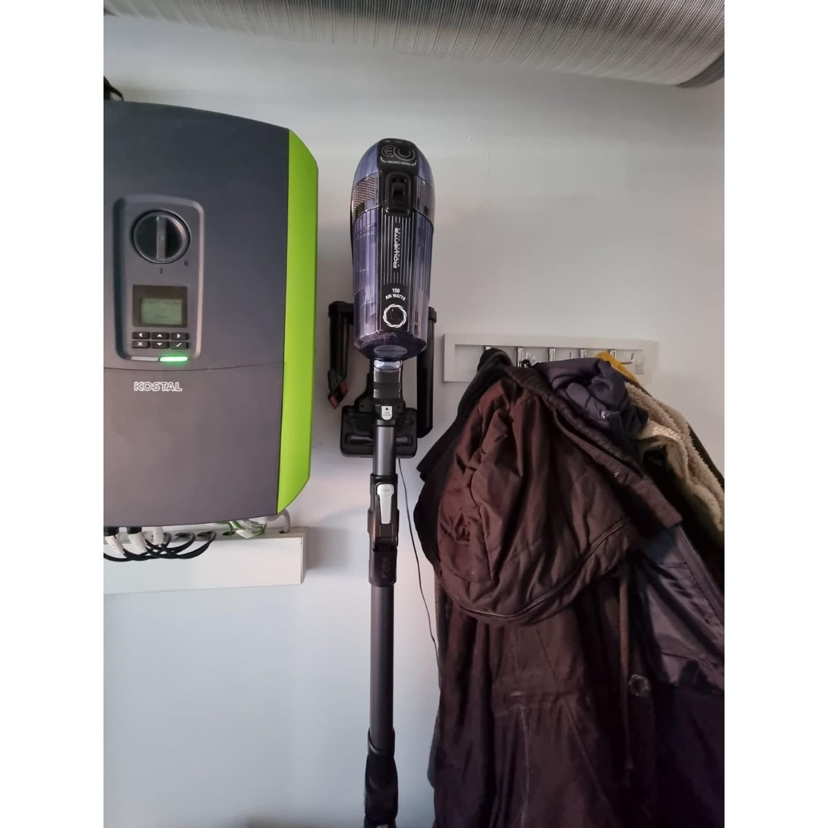 Emptying large dust bin